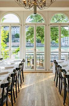 Restaurant-Saal mit Blick auf den Rhein